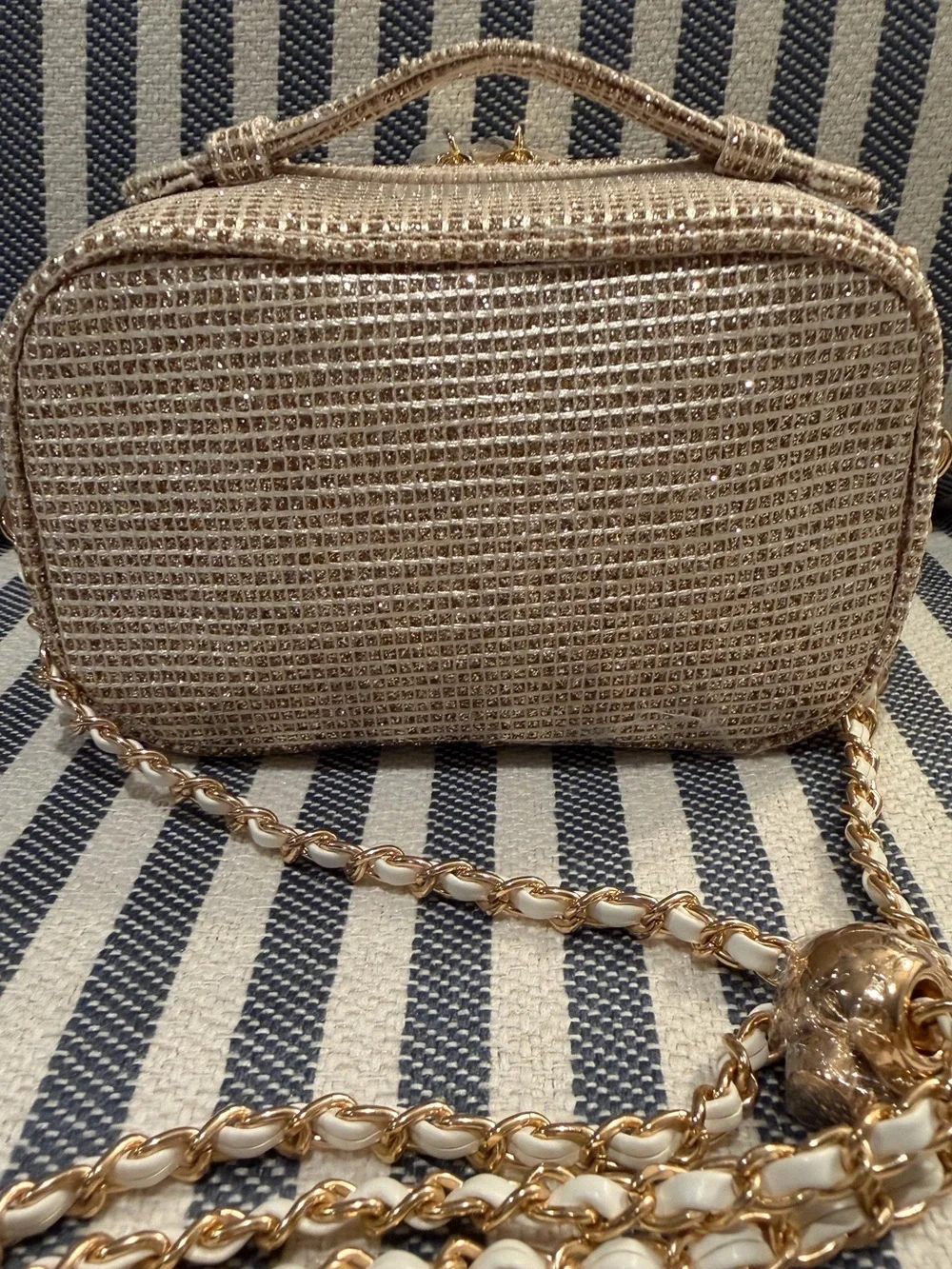 DIOR Beauty”CD” Gold 🏆 Metallic Vanity Case with Top Handle. c/w Chain Strap🏆❤️
